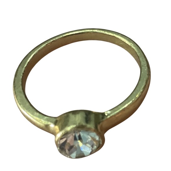 Vintage Gold Tone Metal Rhinestone Solitaire Ring Size 9 Clear Bezel Set Classic - Picture 4 of 6